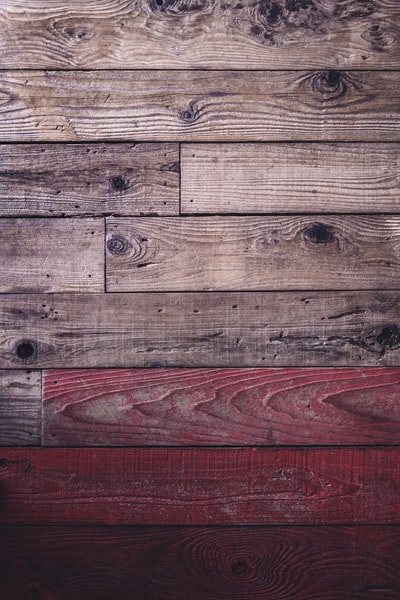 棕色的木质板材用红漆
